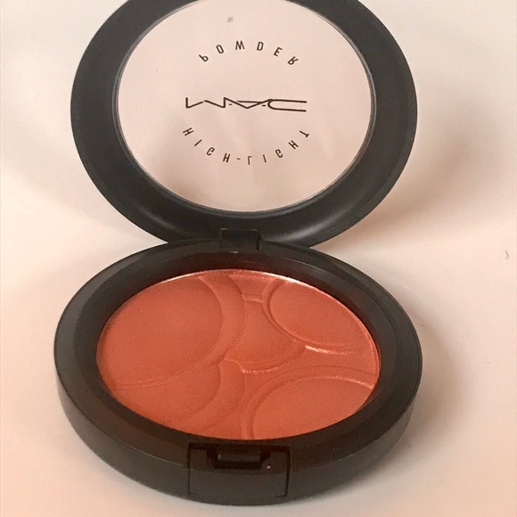 Mac Cosmetics HIghlight Powder in Hullaballoo - Picture 2 of 4